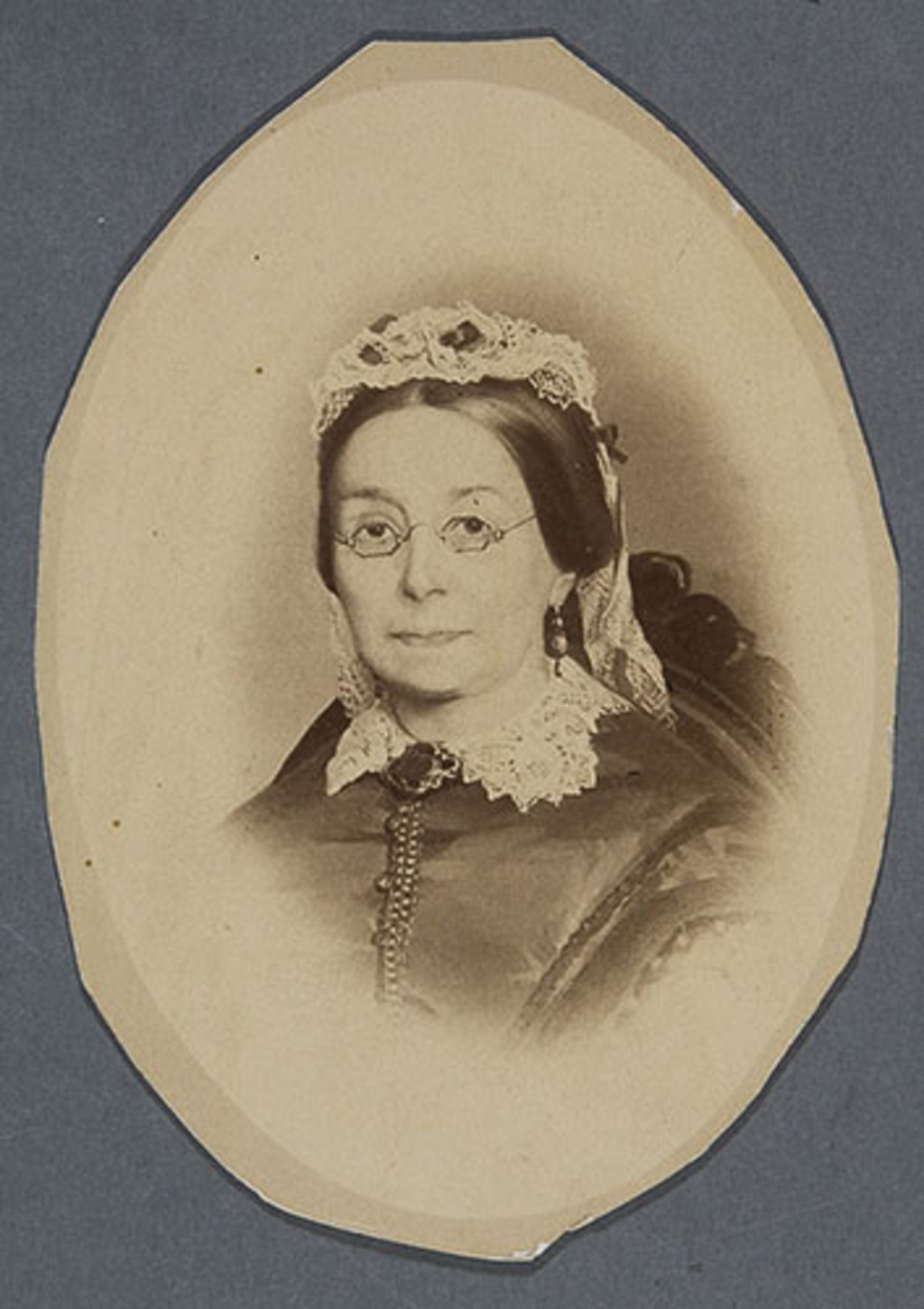 Madame Abraham Hamel, née Cécile Roy. Photographie d'un tableau d'Eugène Hamel