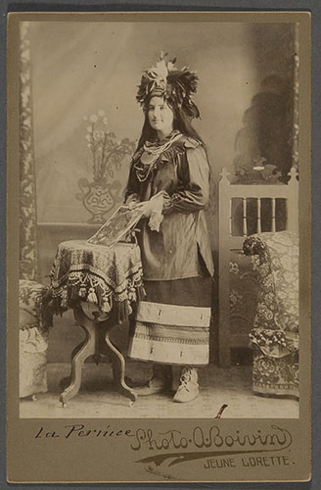 Clémentine Picard (Akonessen), dite La Perdrix, fille du chef huron Paul Picard (Tsawenhohi), en costume traditionnel