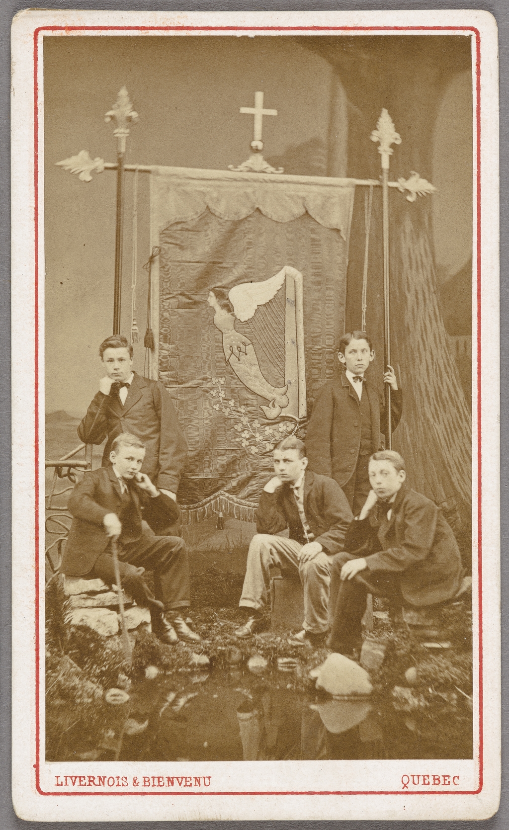 Groupe d'Irlandais devant une bannière Jack Hawkins, Tom McCaffrey