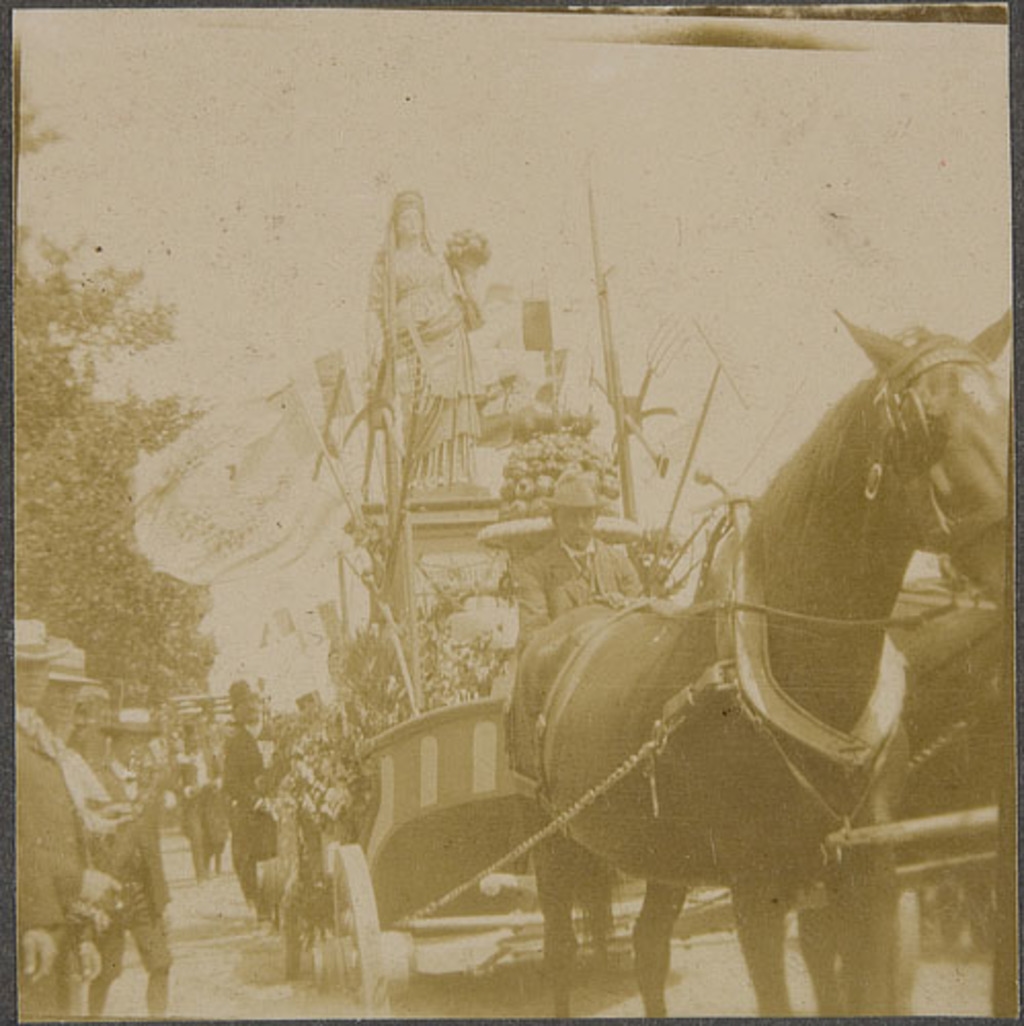 Le Char de l'Agriculture au défilé de la Saint-Jean-Baptiste, L'Ancienne-Lorette, de l'album des familles Côté et Grenier