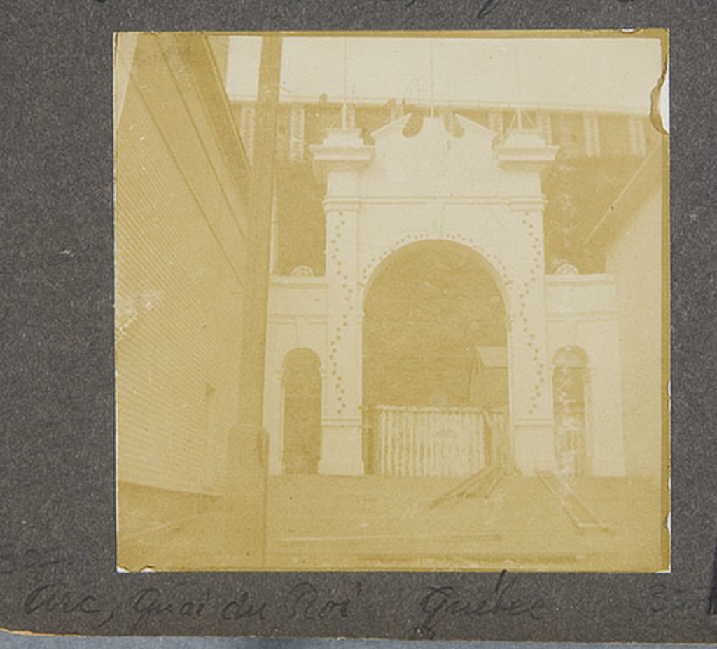 Arc de triomphe au quai du Roi, Québec, de l'album des familles Côté et Grenier