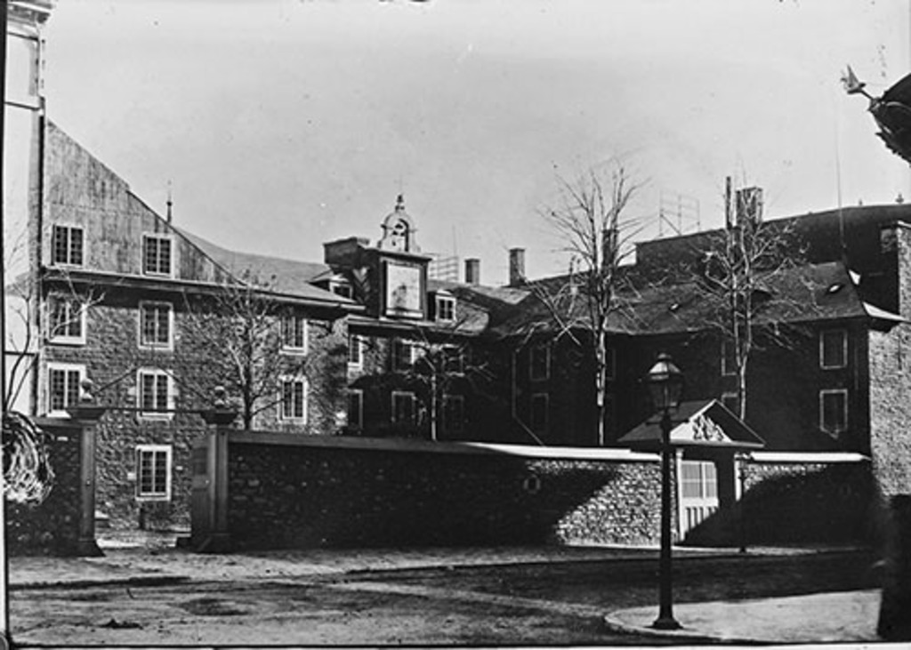 Le Vieux-Séminaire de Saint-Sulpice, Montréal, reproduction d'une photographie d'Alexander Henderson datée de 1880