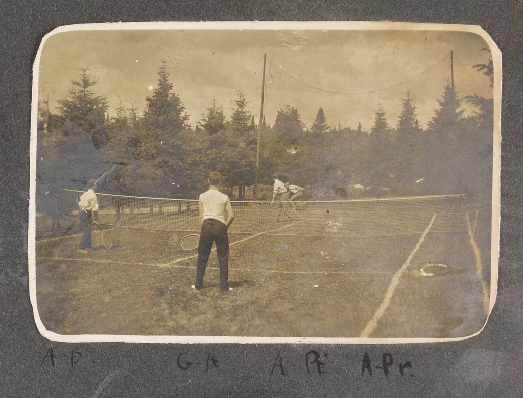 Jeunes hommes jouant au tennis, SainteAgathe Préfontaine, Fernand Collections MNBAQ