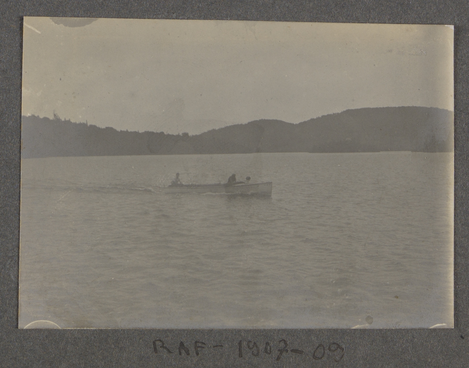 Deux Hommes dans le bateau « RAF » sur le lac des Sables, SainteAgathe