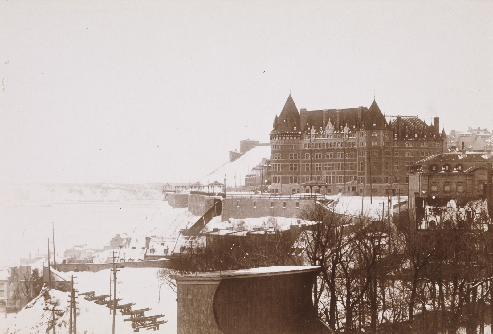 Le Château Frontenac et la terrasse Dufferin vus de l'Université Laval