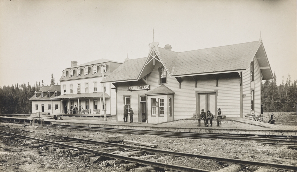 La Gare et l'hôtel Laurentides, lac Édouard Livernois, JulesErnest