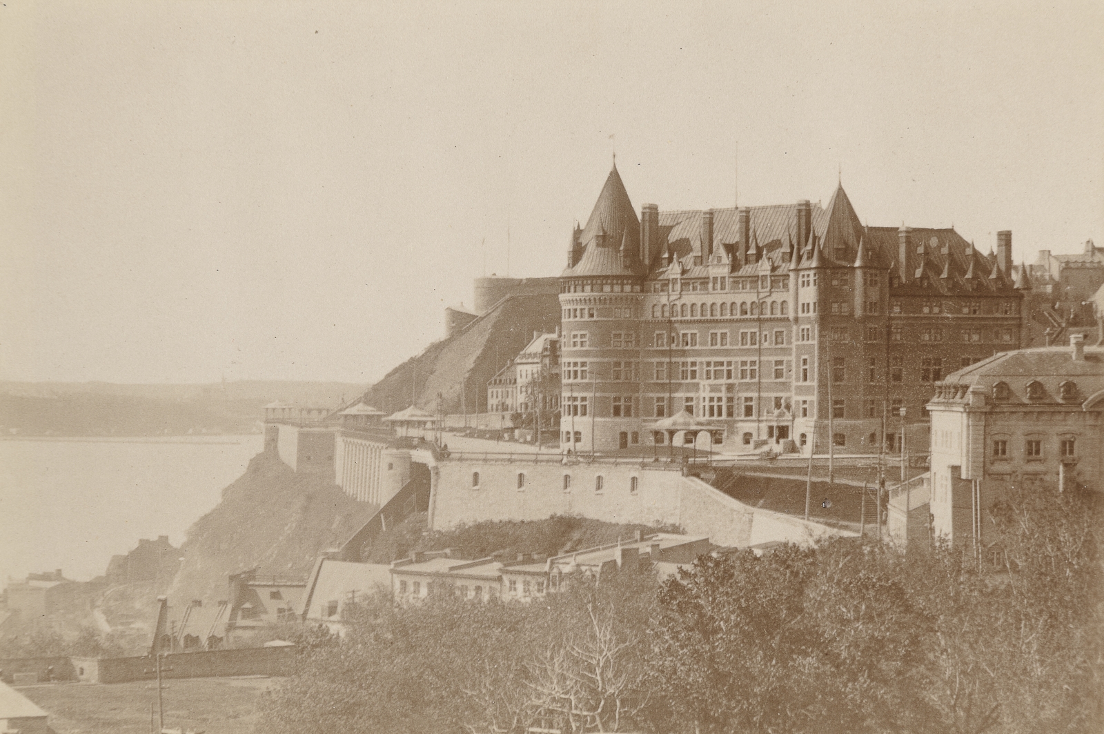 Le Château Frontenac et la terrasse Dufferin vus de l'Université Laval