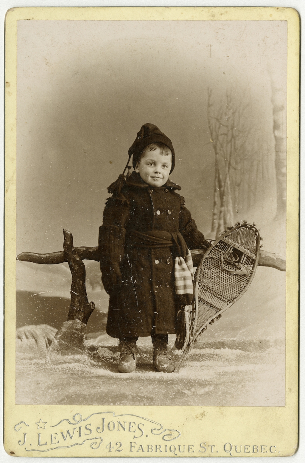 Lewis D. Smith, enfant, en costume d'hiver