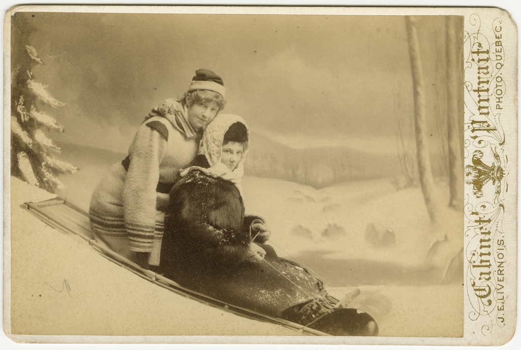 Lillie et Annie Holt, en toboggan