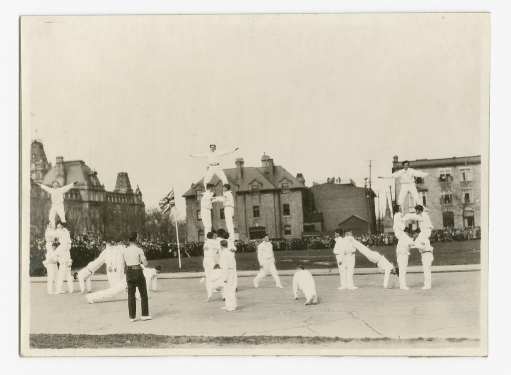 Troupe de gymnastique, place George-V, Québec